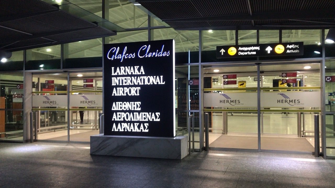 ラルナカ空港-出発フロア入口